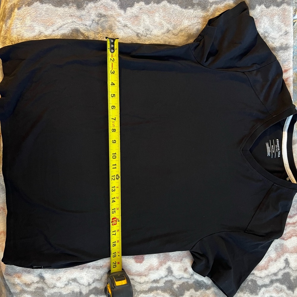 Kenneth Cole Men’s NWOT Black V-Neck T-Shirt - Picture 3 of 4
